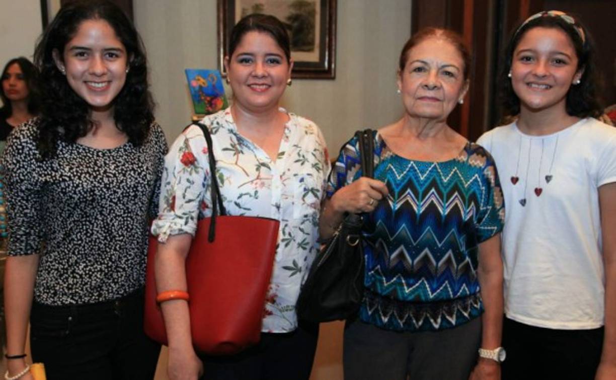 Marcela Romero, Ilen López, Hellen Urcina y Dana Romero.