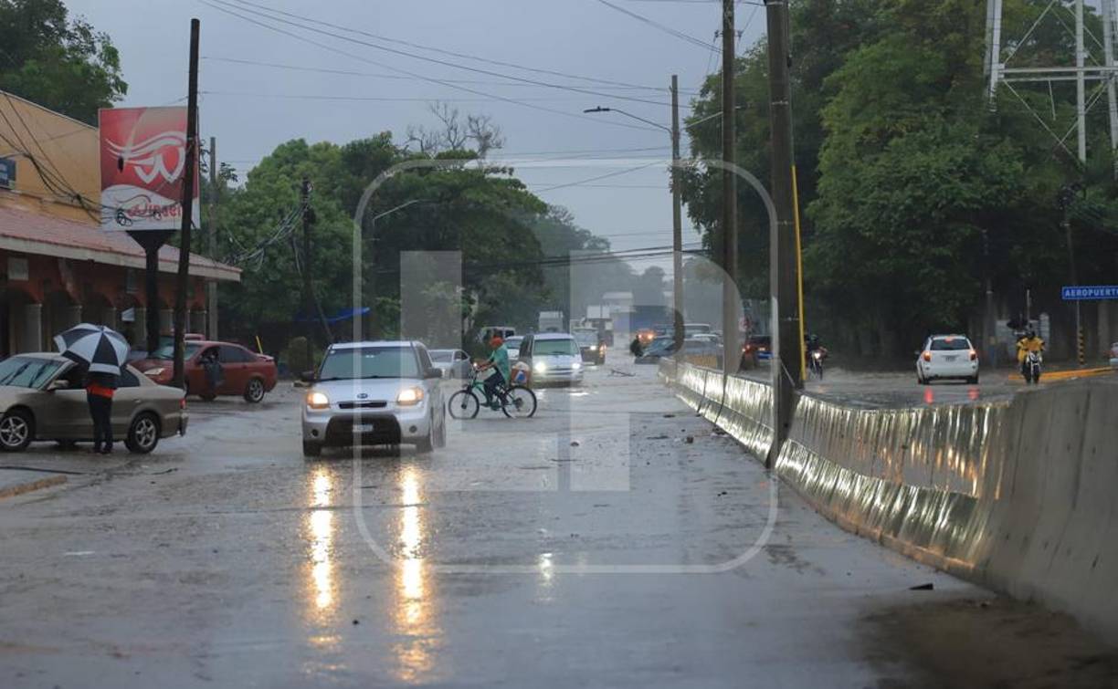 Los habitantes de las ingeniaron para movilizarse entre la lluvia. 