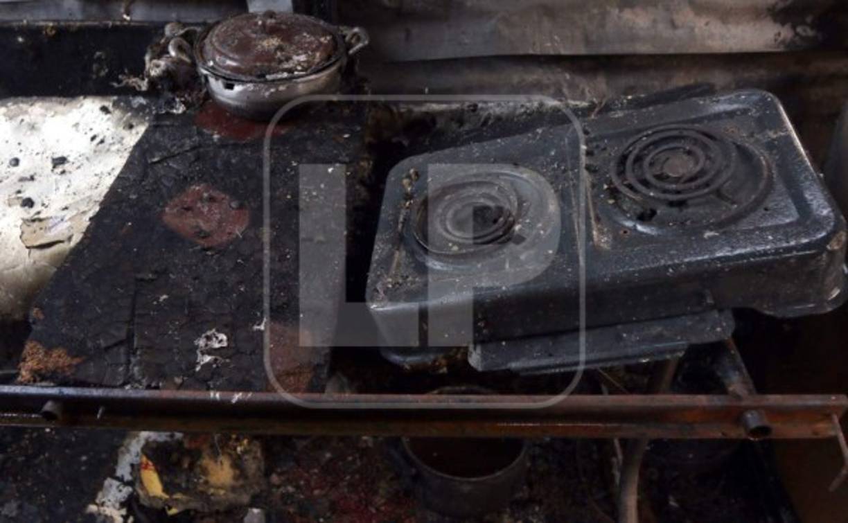 Los afectados llegaron al barrio La Bolsa para tratar de encontrar pertenencias que no se quemaron, pero en el lugar solo quedan láminas y cuartones de madera hechos carbón.