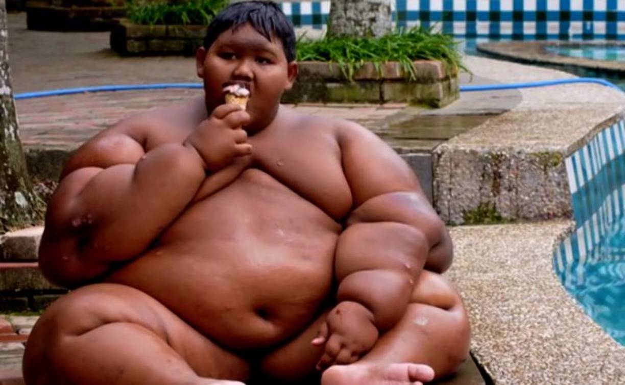 'El niño más obeso del mundo' ha sorprendido con su increíble transformación después de perder 220 libras .