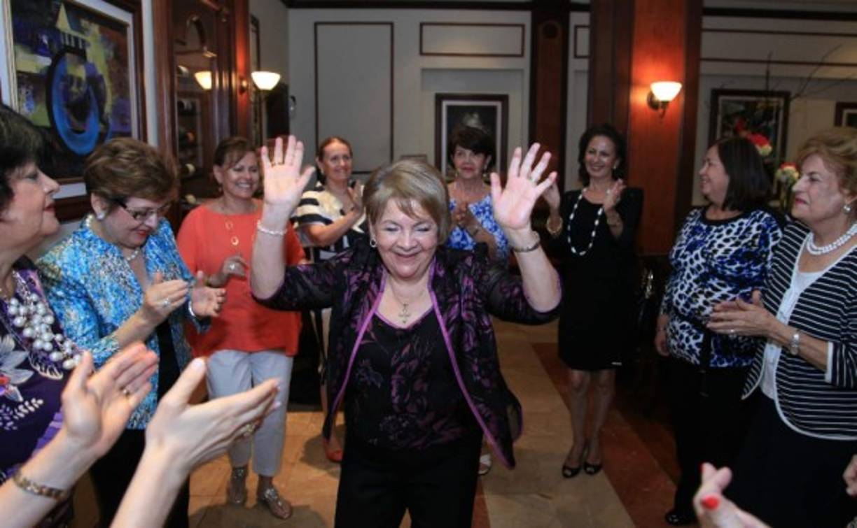 La cumpleañera bailó como nunca y sus amigas la vitorearon por su gran entusiasmo.