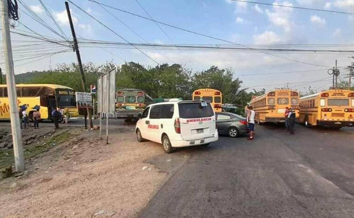 Los principales ejes carreteros fueron obstruidos por los transportistas. 