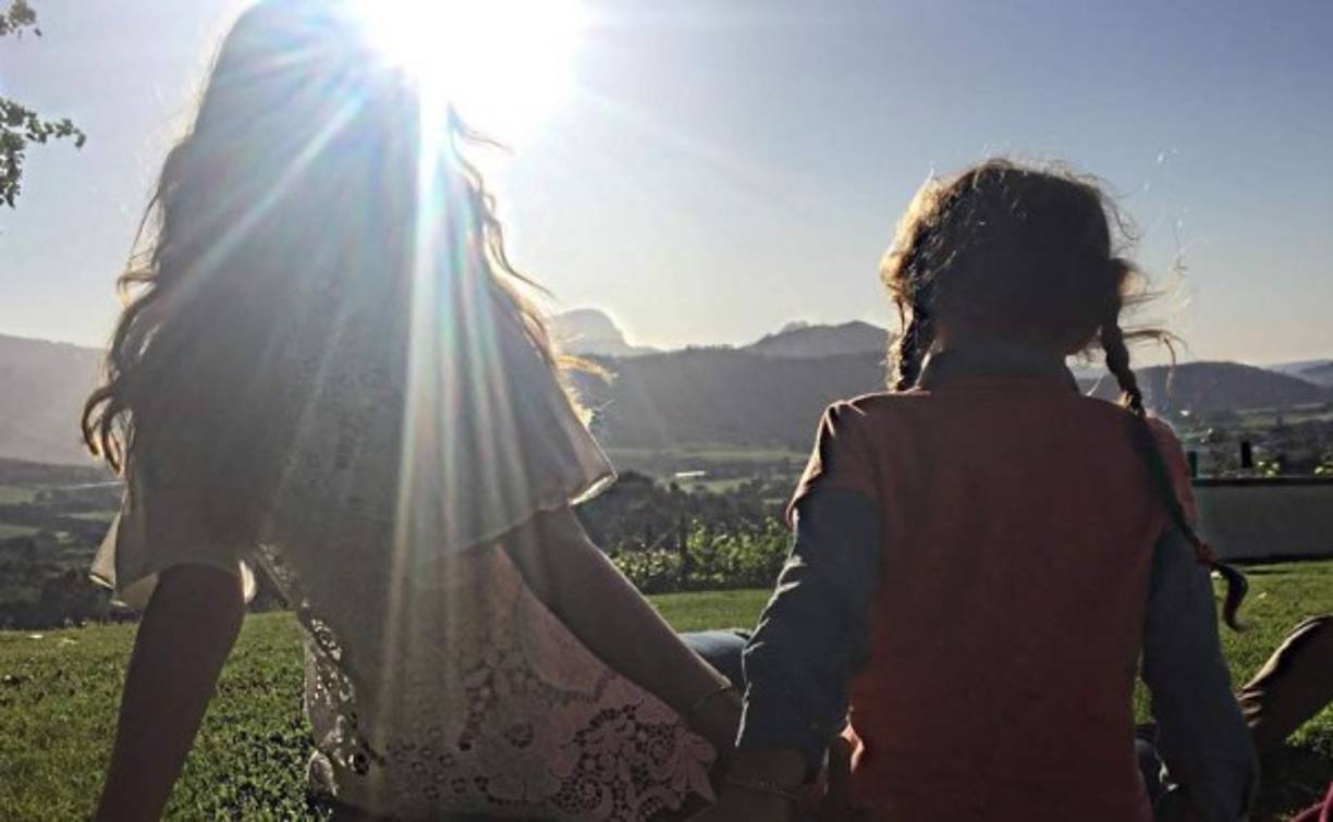 Elizabeth Gutiérrez con su pequeña en un amanecer en Sudáfrica.