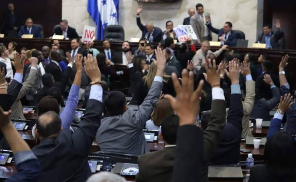 Momento en que los diputados votaron a favor del dictamen.