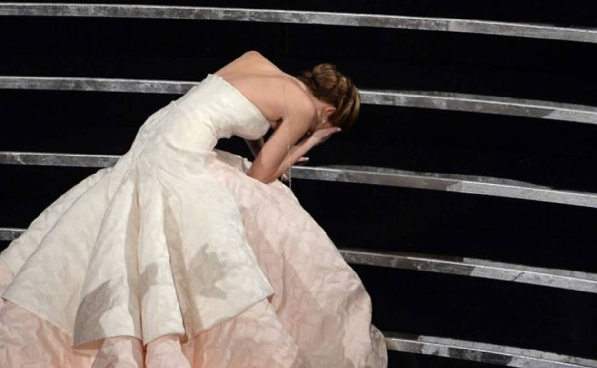 Jennifer Lawrence en su primera caída en los premios Oscar 2013.