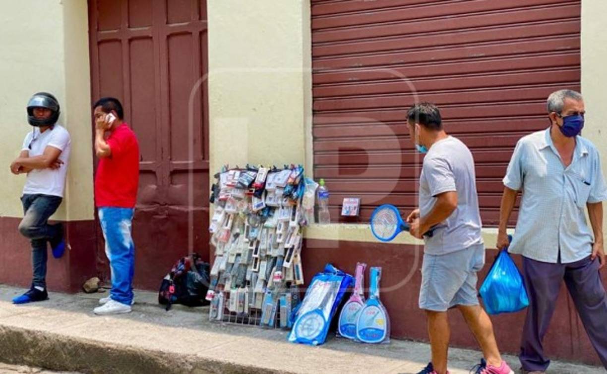 Vendedores en la Calle Real Centenario. Dos personas incluso no andaban mascarilla protectora.
