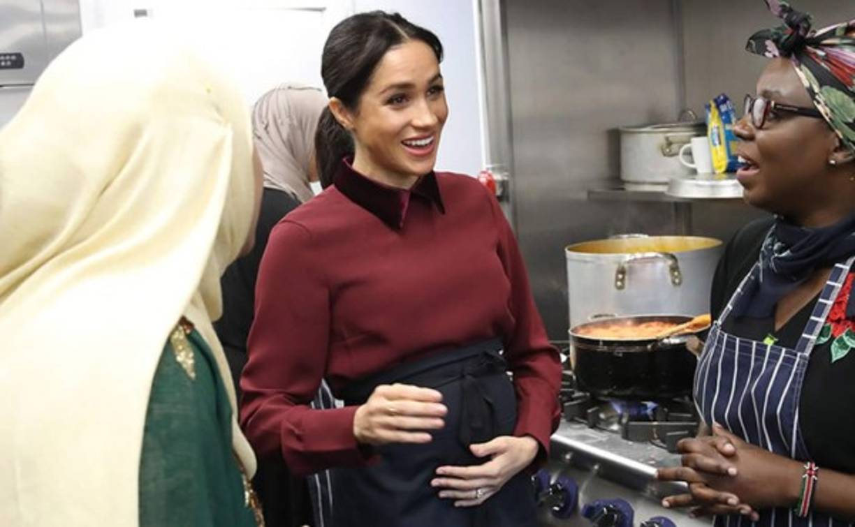 Después de varias semanas envuelta en rumores donde se le acusa de ser una dolor de cabeza para los empleados de la casa real, la duquesa de Sussex apareció muy sonriente en su visita a la cocina benéfica conocida como 'The Hubb Community Kitchen'.