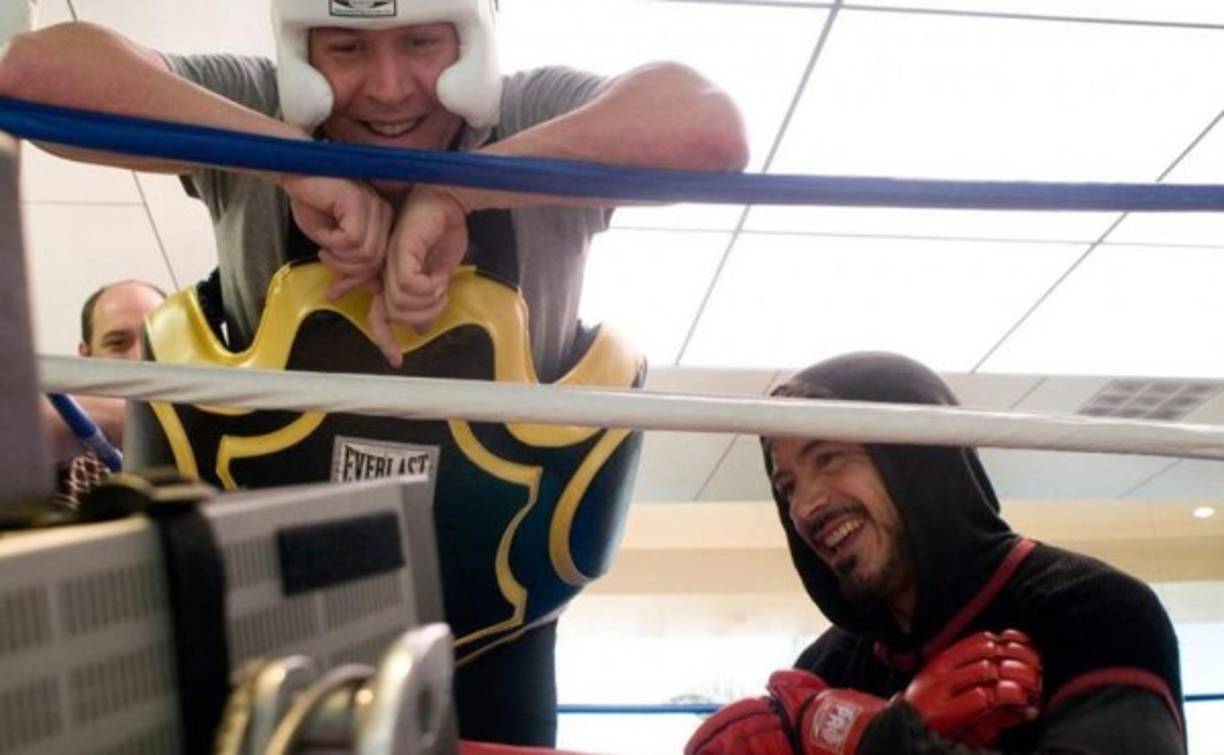 Los actores de Iron Man 2 bromean durante la grabación.