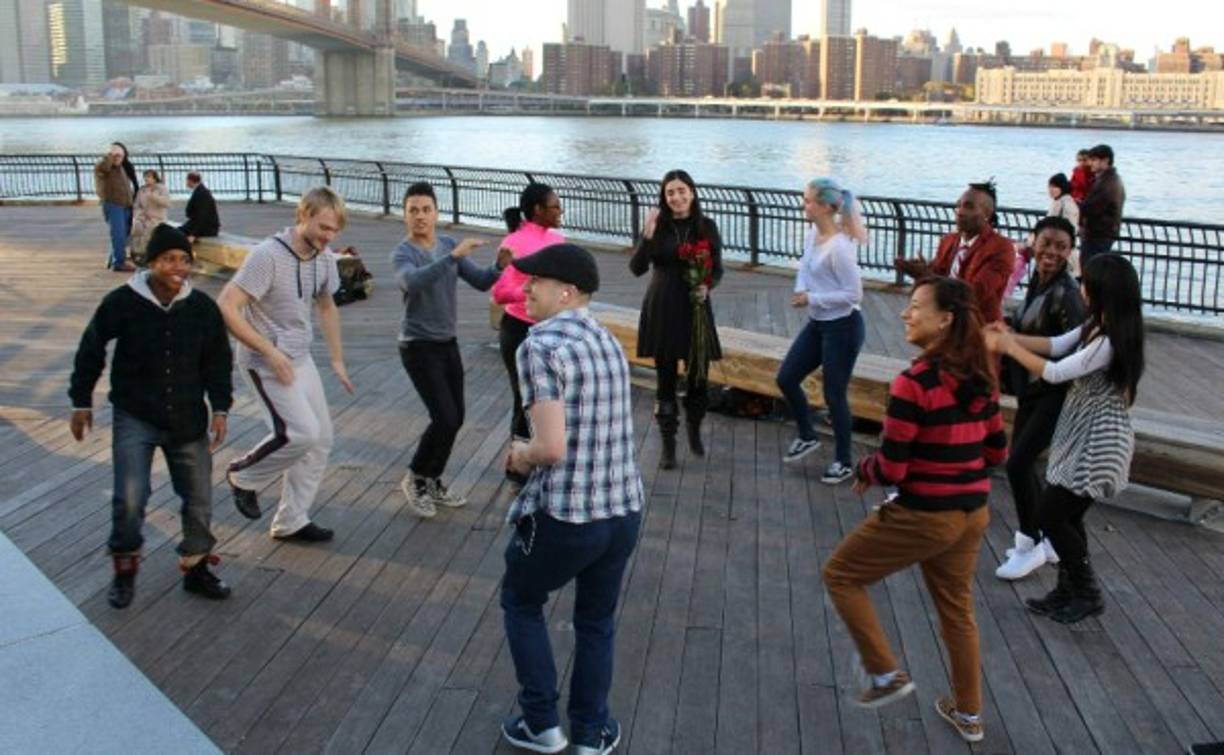 Un grupo de baile sorprendió a la novia, como en famosos videos de youtube.