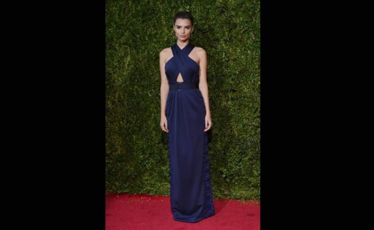 Emily Ratajkowski lució un vestido de Marc Jacobs.