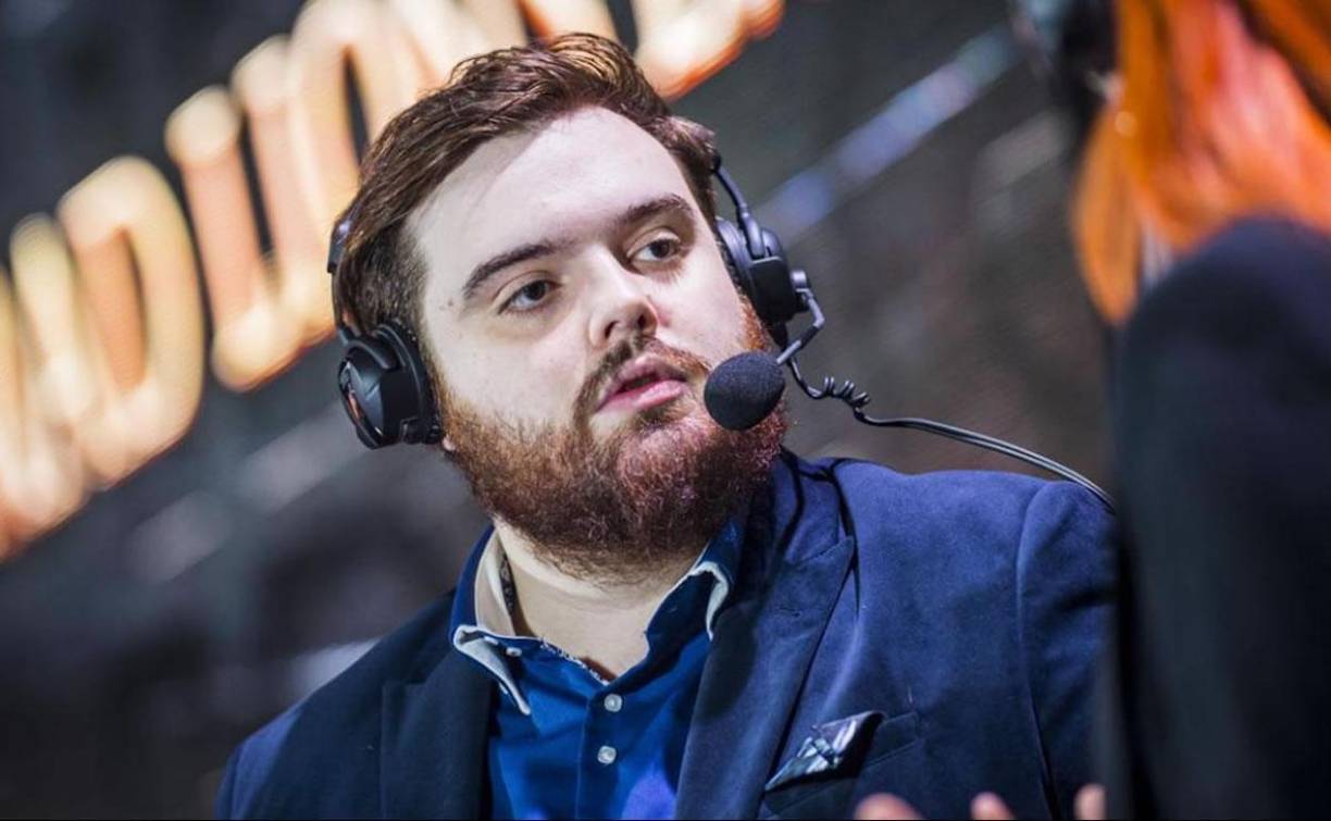 Cientos de sus seguidores le han preguntado en más de alguna ocasión si él tiene pareja y el youtuber no lo ha ocultado, salvo que nunca se conoció la identidad de la chica hasta hoy.