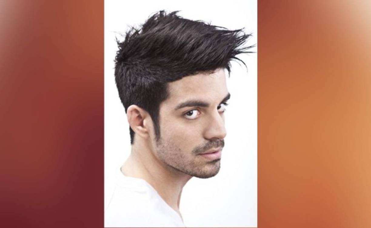 La tendencia de lucir el cabello rapado por los lados y dejar la parte central con mayor cantidad de cabello es el favorito de muchos.