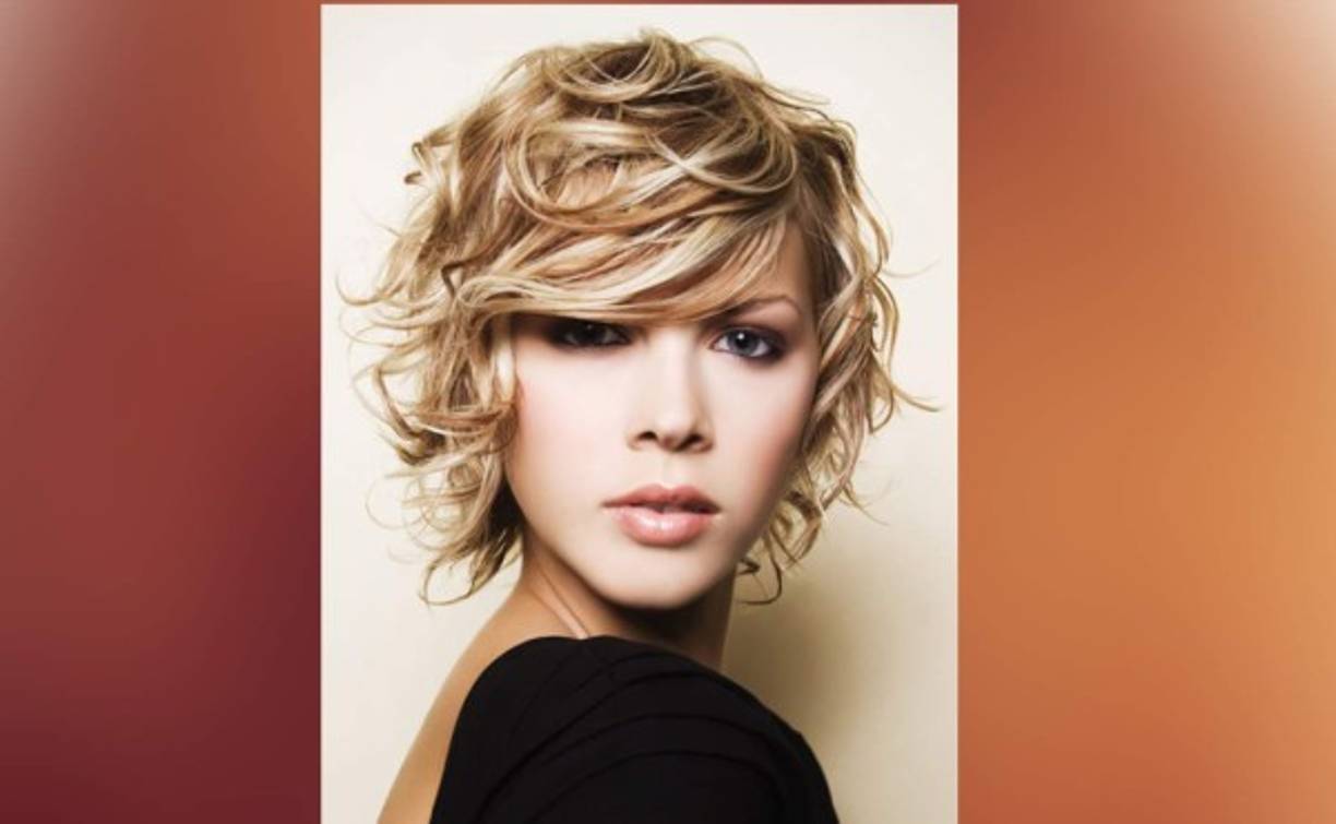 Los rizos o cabello ondulado se llevan no solo en cabello largo, también en corto. Alborotados, creando un look despeinado muy juvenil.