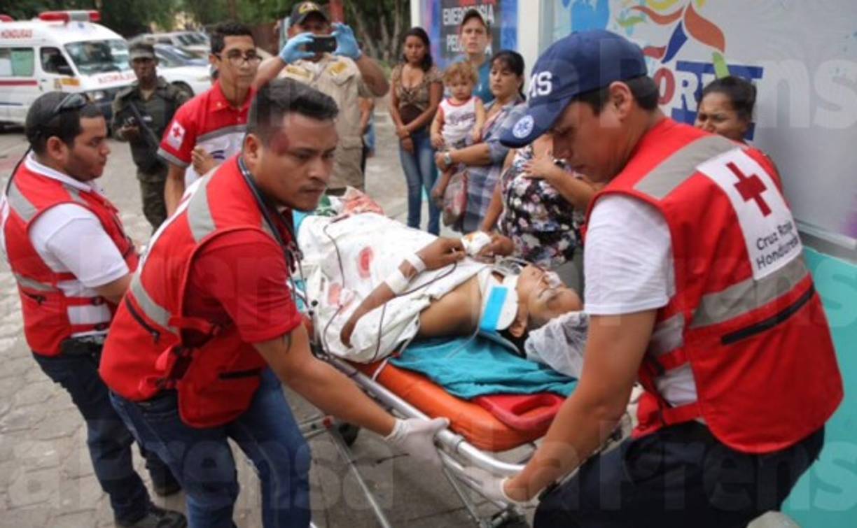 Los socorristas trabajaron con agilidad para tratar que las víctimas fueran atendidos con urgencia.