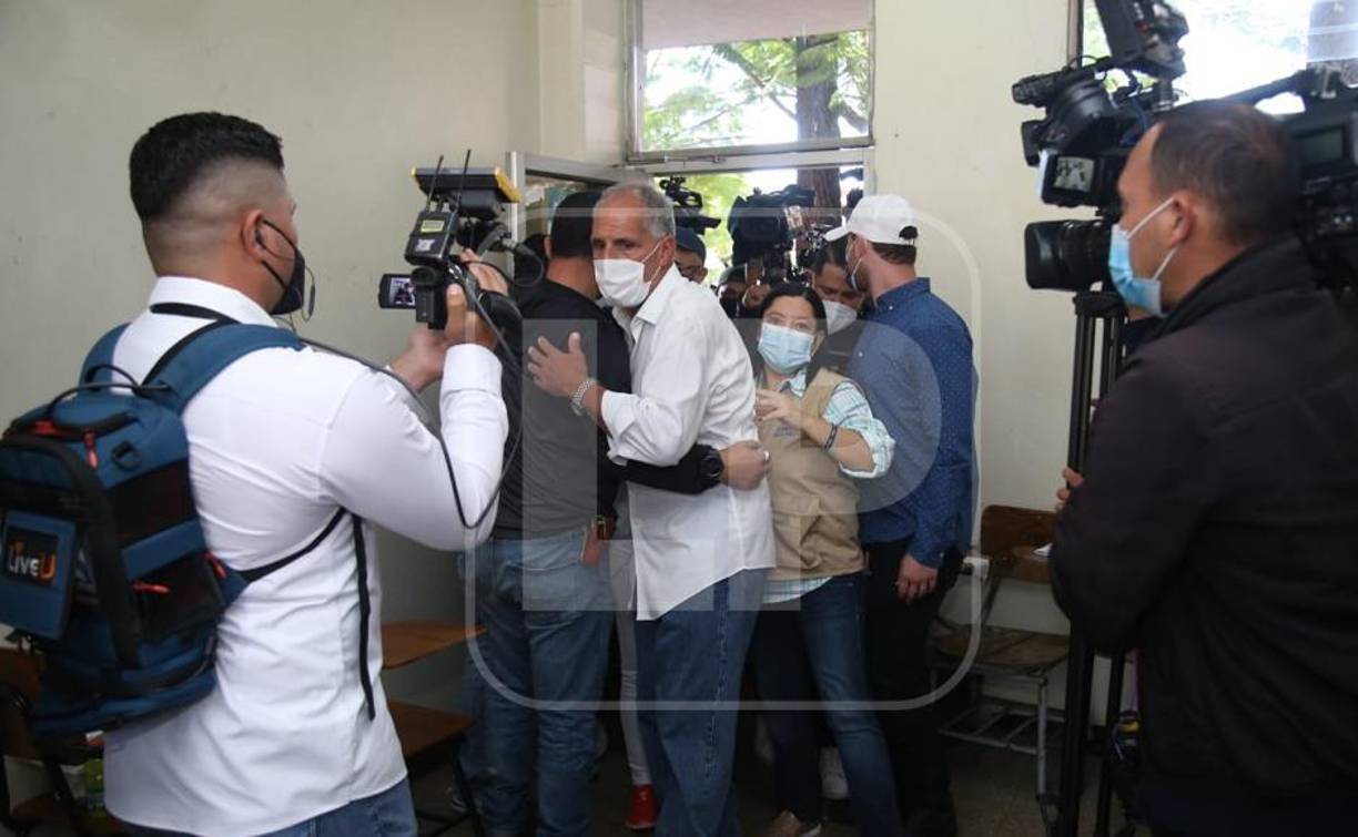 Nasry Asfura llegando a las instalaciones de la UPNFM. 