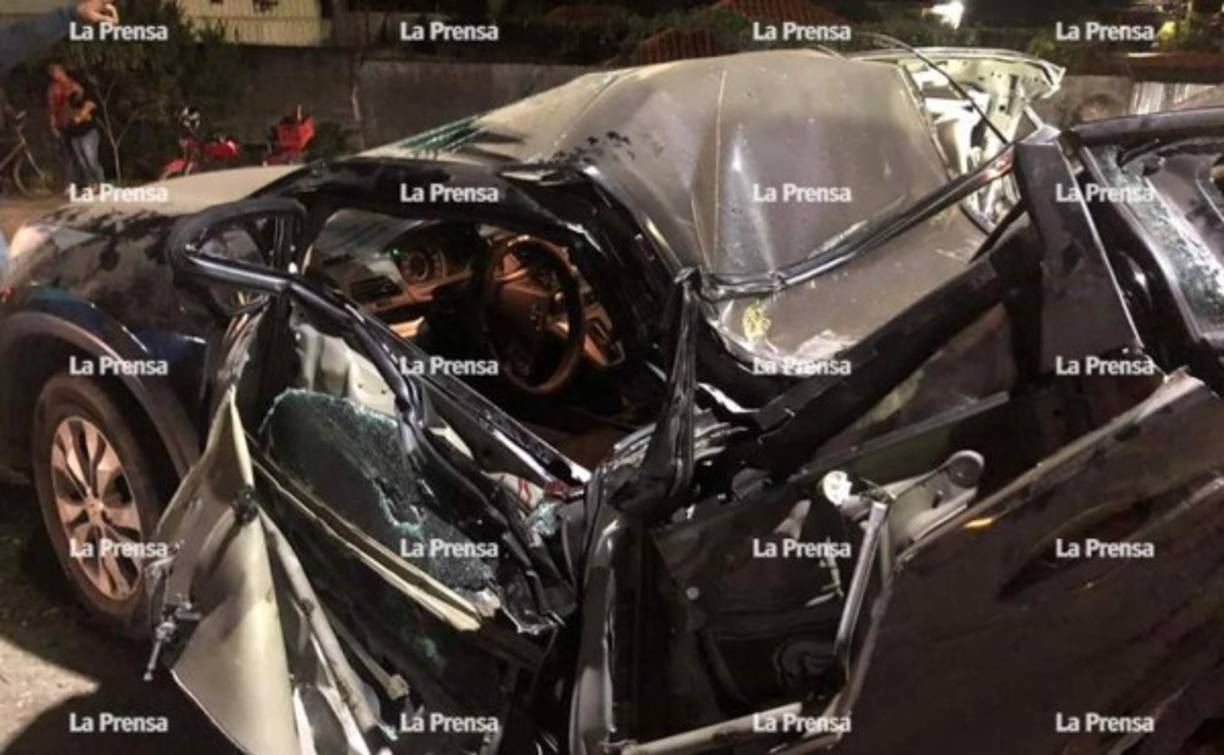 Un estudiante universitario resultó gravemente herido luego de sufrir un accidente vial la noche del 29 de enero en San Pedro Sula. <br/><br/>El joven fue identificado como Alberto López (19), quien se conducía en una camioneta Honda CRV color negra, con placas PDR 7193. <br/><br/>Según información preliminar, el joven salió de clases de una universidad ubicada en el bulevar a Armenta y cuando iba para su casa el vehículo presentó desperfectos mecánicos.<br/><br/>La falla hizo que López perdiera el control del vehículo, por lo que impactó contra un bordillo de la mediana; luego el carró impactó contra un poste del tendido eléctrico y cayó sobre la grama. El estudiante fue auxiliado por un compañero que también transitaba por ese lugar, y fue llevado por ambulancias del 911 a un hospital privado.