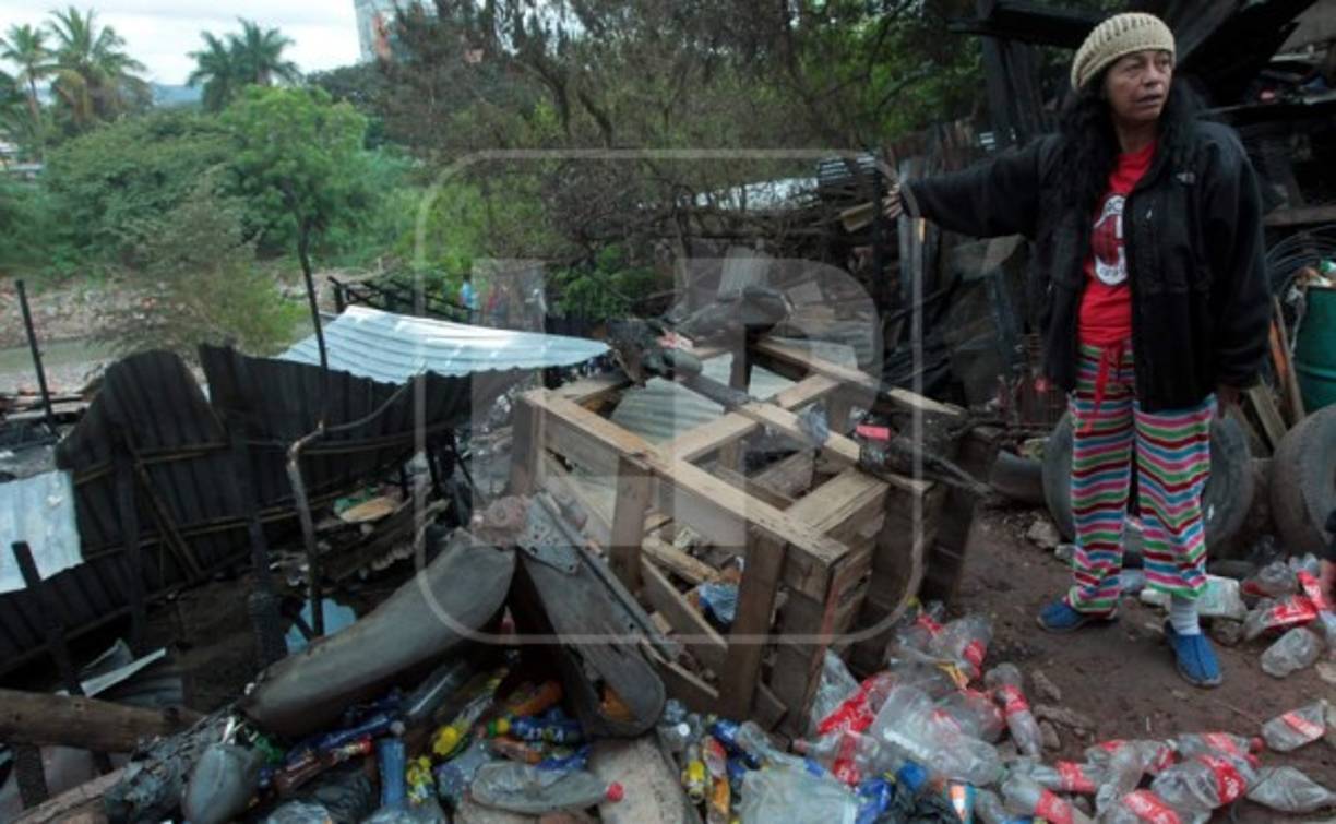 'Yo traté de ayudar a apagar el fuego cuando el señor se estaba quemando, pero por el aire el fuego los abrazó', dijo una vecina del barrio La Bolsa.