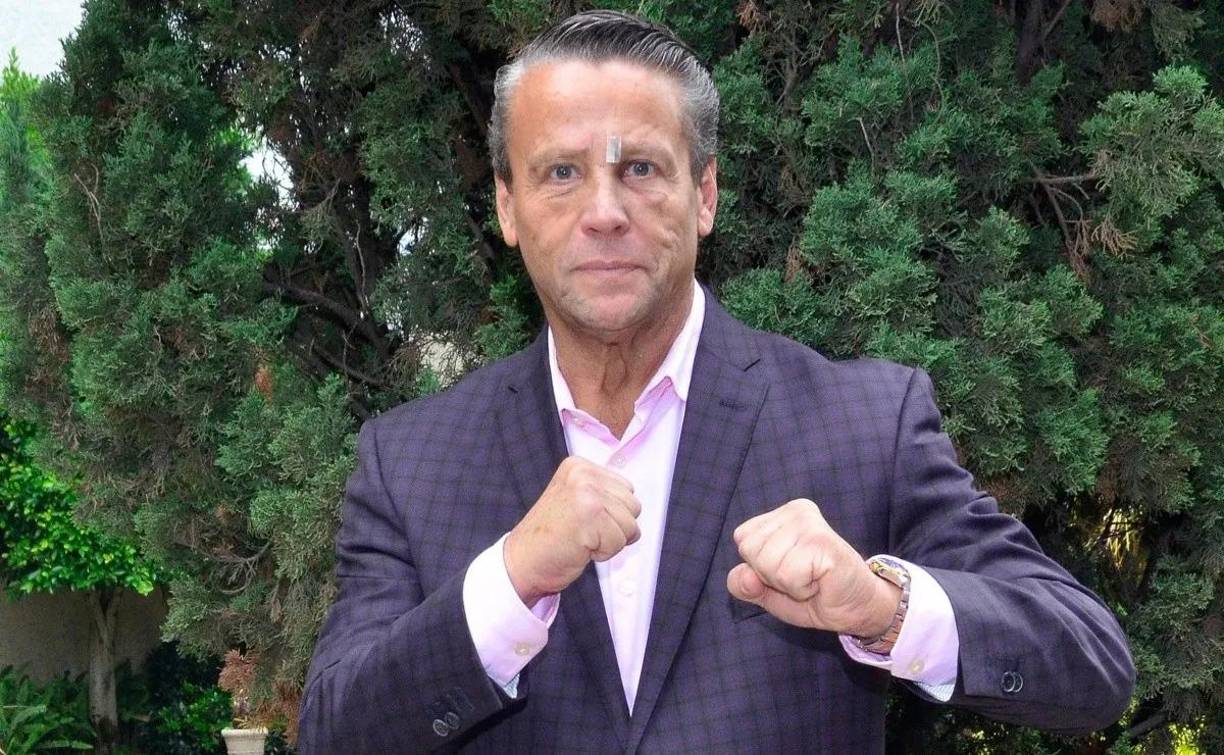 Adame también mencionó que ha estado resolviendo otros problemas legales, incluyendo un divorcio con Diana Golden, quien previamente ganó una demanda por daño moral en su contra. Pero no ha revelado cómo se gastó su fortuna. 