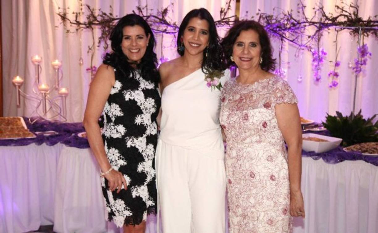 Marisol Álvarez con Andrea y María Eugenia Handal.