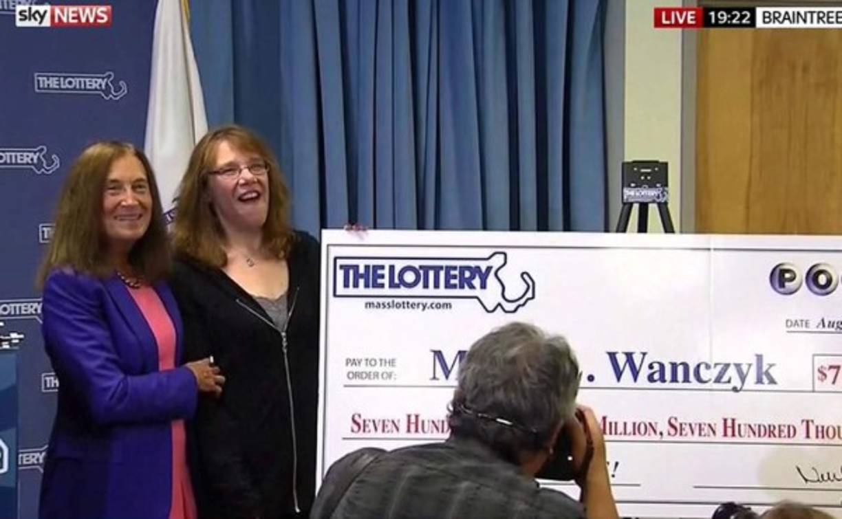 3. Los números que eligió fueron al azar, basada cumpleaños y otros eventos de su vida.<br/>Los números ganadores fueron 6, 7, 16, 23 y 26, y el 4 número extra.<br/><br/>El boleto ganador fue comprado a las 2:30 pm. el 23 de agosto en la tienda ' Pride Station & Store' Chicopee, Massachusetts.<br/>