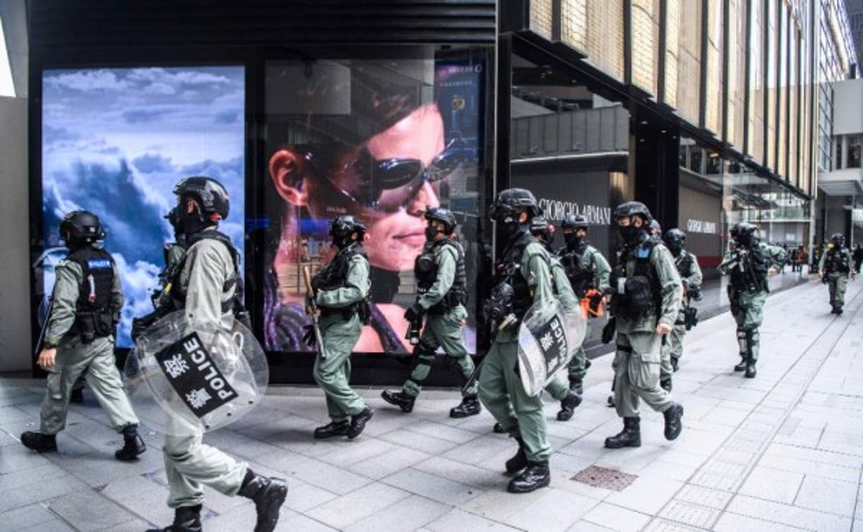 El debate en el Consejo Legislativo (Legco) de este proyecto de ley, acusado por el movimiento prodemocracia de atentar contra la libertad de expresión, tiene lugar tras la decisión de China de imponer a Hong Kong una ley sobre la seguridad nacional.