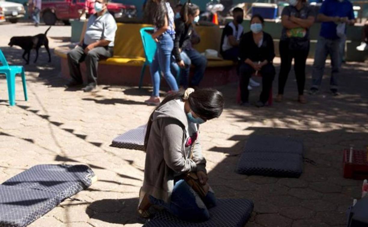 El vicario de la basílica menor, Cecilio Rivera, dijo que la virgen de Suyapa, una diminuta imagen tallada en madera de cedro, tiene 'un poder de convocatoria en Honduras', pero la Iglesia 'no podía poner en riesgo la salud' de las personas, por lo que decidió que la misa se oficiará de forma virtual.