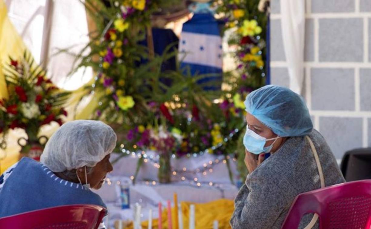 Pese al llamado de la Iglesia católica a no acudir a la basílica menor, pequeños grupos de feligreses llegaron hasta las verjas del templo, que según indicó su vicario hasta ahora no había cerrado nunca, para orar cerca de la 'morenita'.