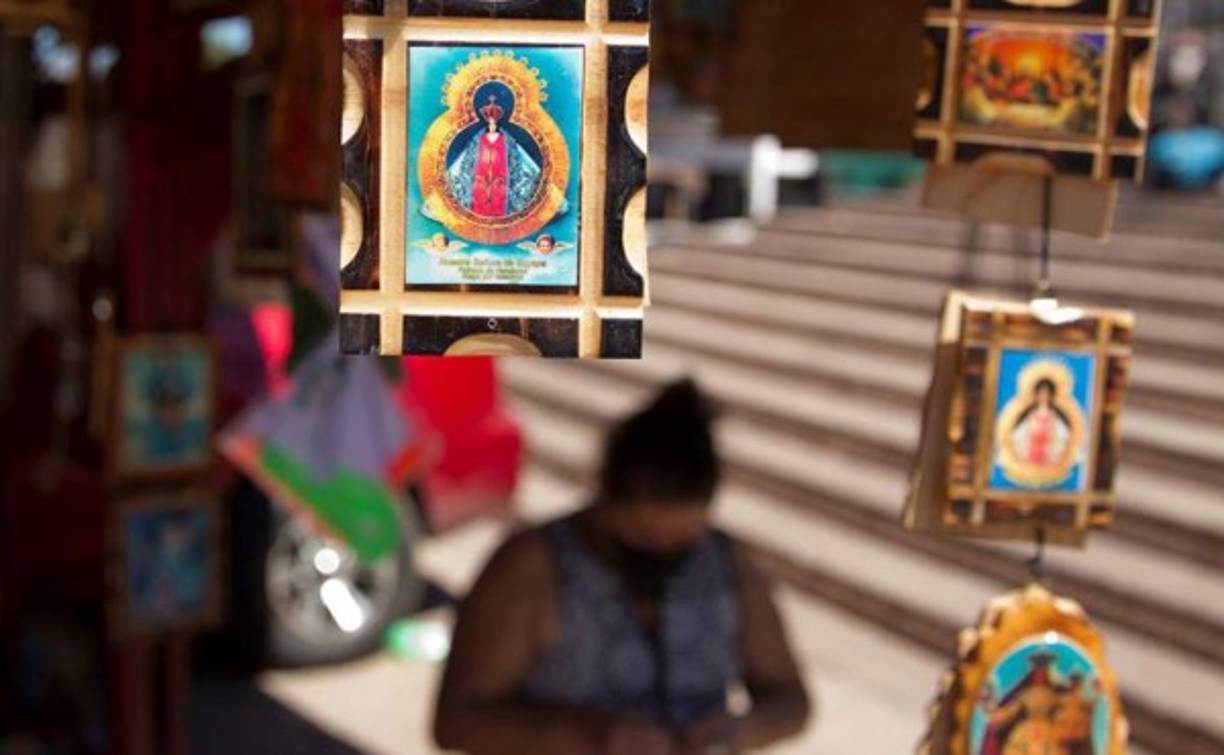 El nuncio apostólico en Tegucigalpa, Gábor Pintér, ofició hoy una misa en la basílica menor de Suyapa, a la que asistieron medio centenar de sacerdotes y fue presidida de una alborada que se celebró este martes de forma virtual.