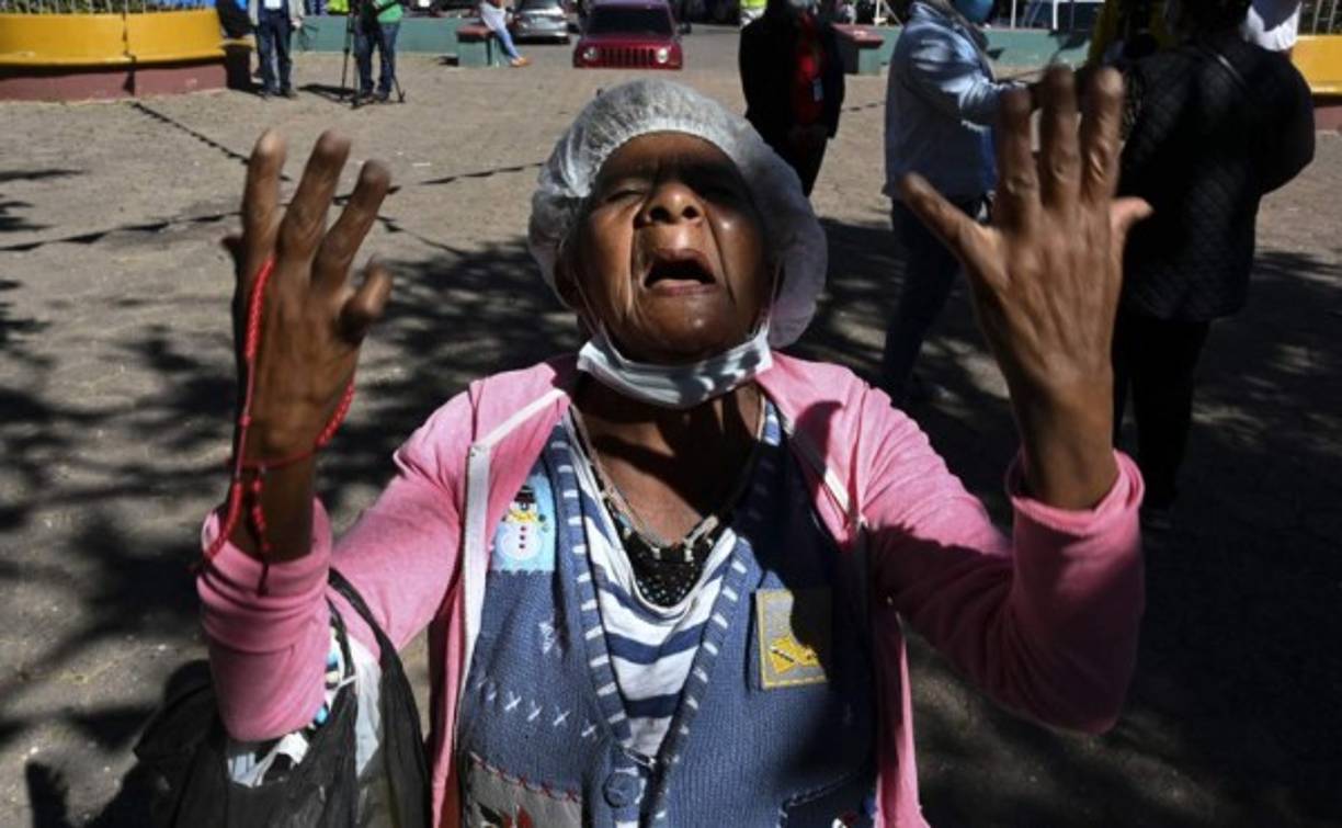 'Todos unidos somos un regalo para este presente de emergencia que nos toca vivir', enfatizó el nuncio apostólico, quien instó a los cristianos a 'extender un amor paterno y materno por la humanidad hoy entristecida, herida y huérfana por tener a sus padres lejos o porque ya murieron'.