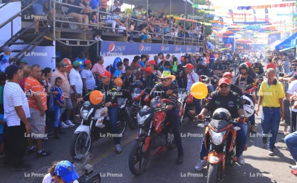 Desfile de carrozas y comparsas entre las atracciones este sábado durante la feria en La Ceiba. Foto: Melvin Cubas. <br/>