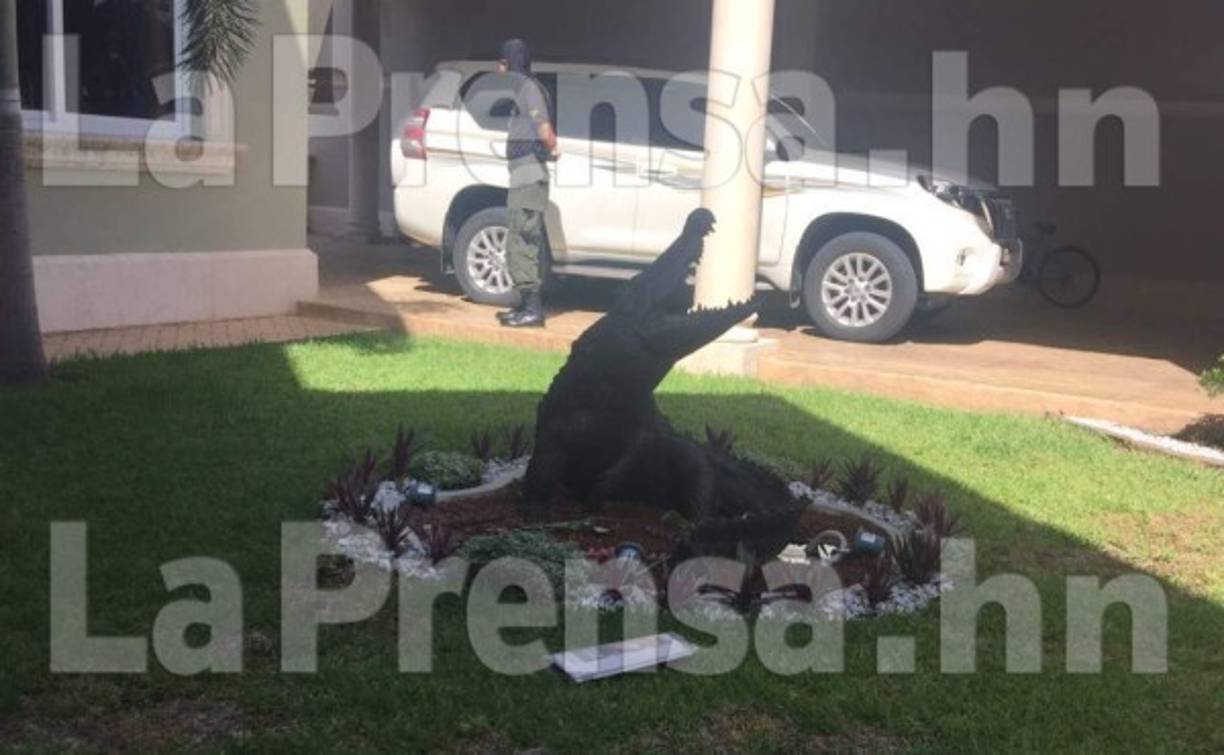 Esta figura de cocodrilo está en el jardines de una de las mansiones.