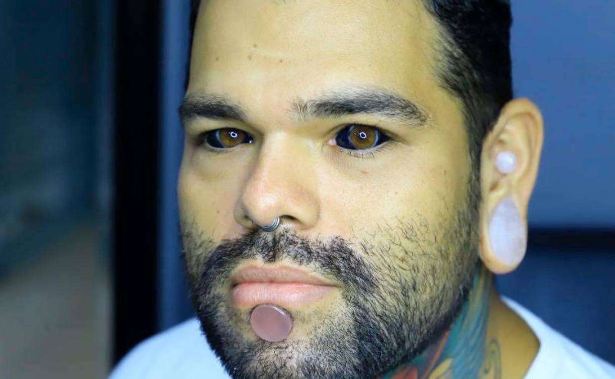 “Me despidieron por los tatuajes y dijeron que ya no era competente”, relata Osmany Reyes (de 28 años), un joven universitario y talentoso artista del tatuaje, aún recuerda con recelo el despido que tuvo que enfrentar allá por 2018 cuando trabajaba como técnico en una empresa desde hacía cinco años.