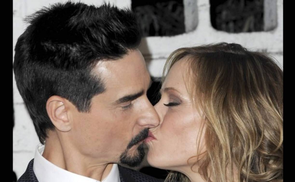 Kevin besa a su esposa Kristin.