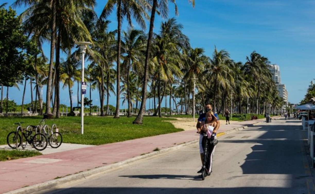 La población de este condado disfruta de nuevo de las playas desde este miércoles, que ya están abiertas al público aunque con una serie de restricciones como no reunirse en grupos de más de diez personas, mantener una distancia de seis pies (unos dos metros) entre grupos o no realizar actividades deportivas grupales como voleibol, entre otras.