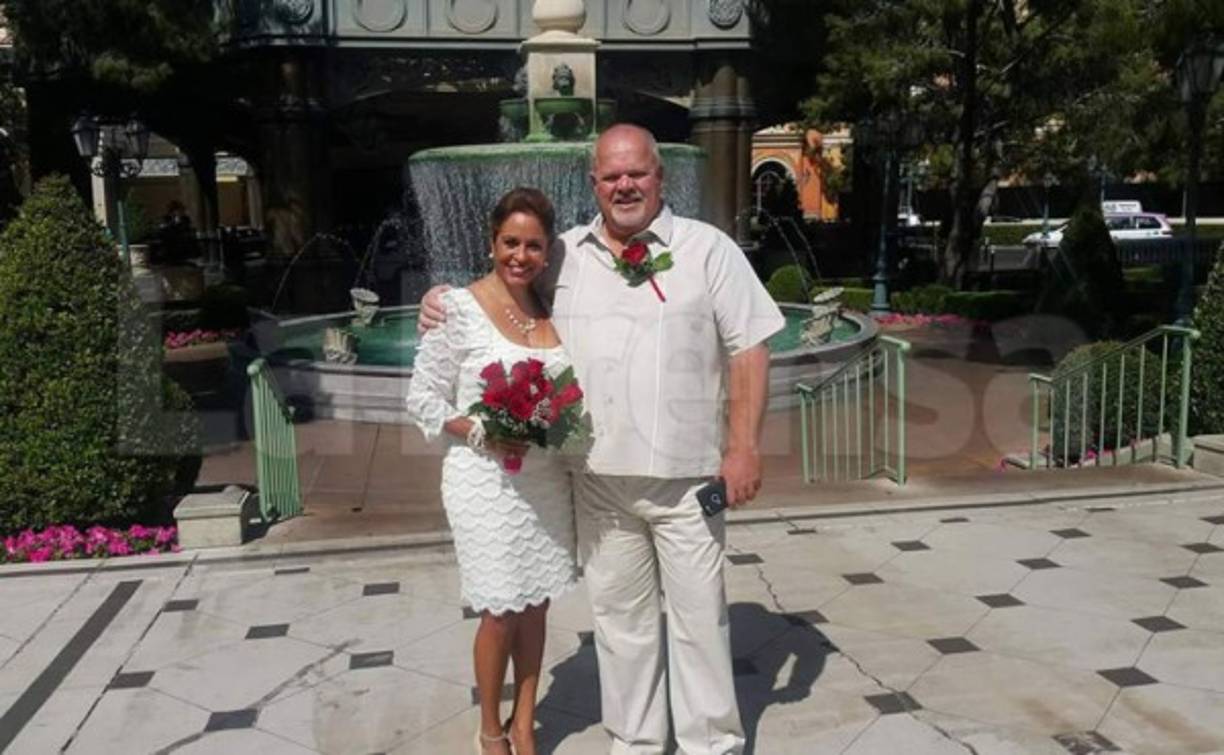 La periodista hondureña Nora Schauer se casó ayer domingo con su prometido Robert Gaudreau en una íntima ceremonia civil y almuerzo en la ciudad de Las Vegas, Estados Unidos. El acto se efectuó en la terraza frente a la fuente de las aguas danzantes del lujoso Bellagio donde el ministro Roland Agost los proclamó como esposos.