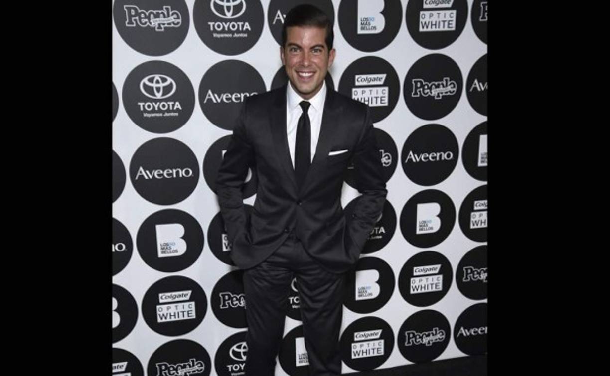 LUIS ORTÍZ. Así de contento se retrató el protagonista de Million Dollar Listings New York (Bravo), quien lució un traje de su propia línea de ropa.