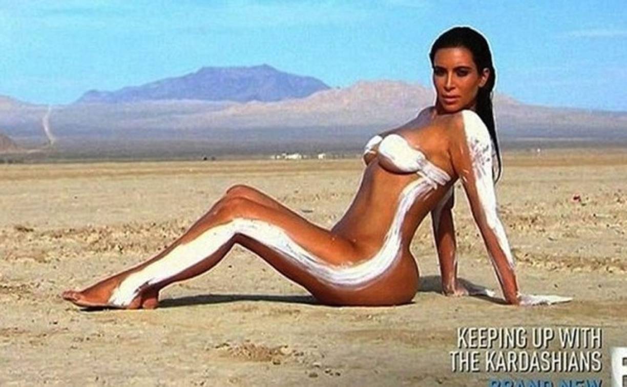 Kim Kardashian aparece posando en un desierto desnuda y cubierta de pintura.