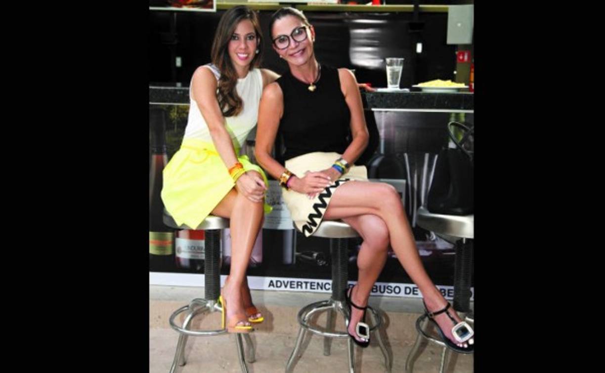 Ellas. Complicidad madre e hija. Irene y Norma Regina, siempre distinguidas y muy chic.