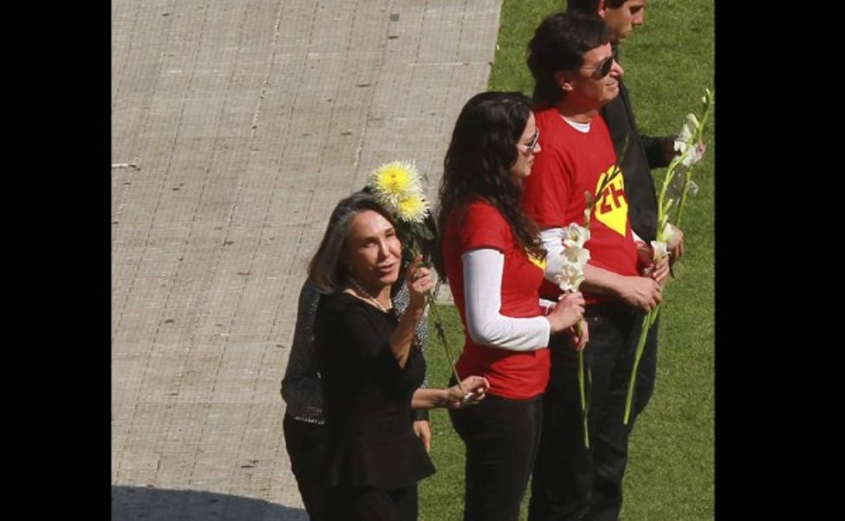 Florinda Meza con sus hijatros en la entrada del estadio Azteca.