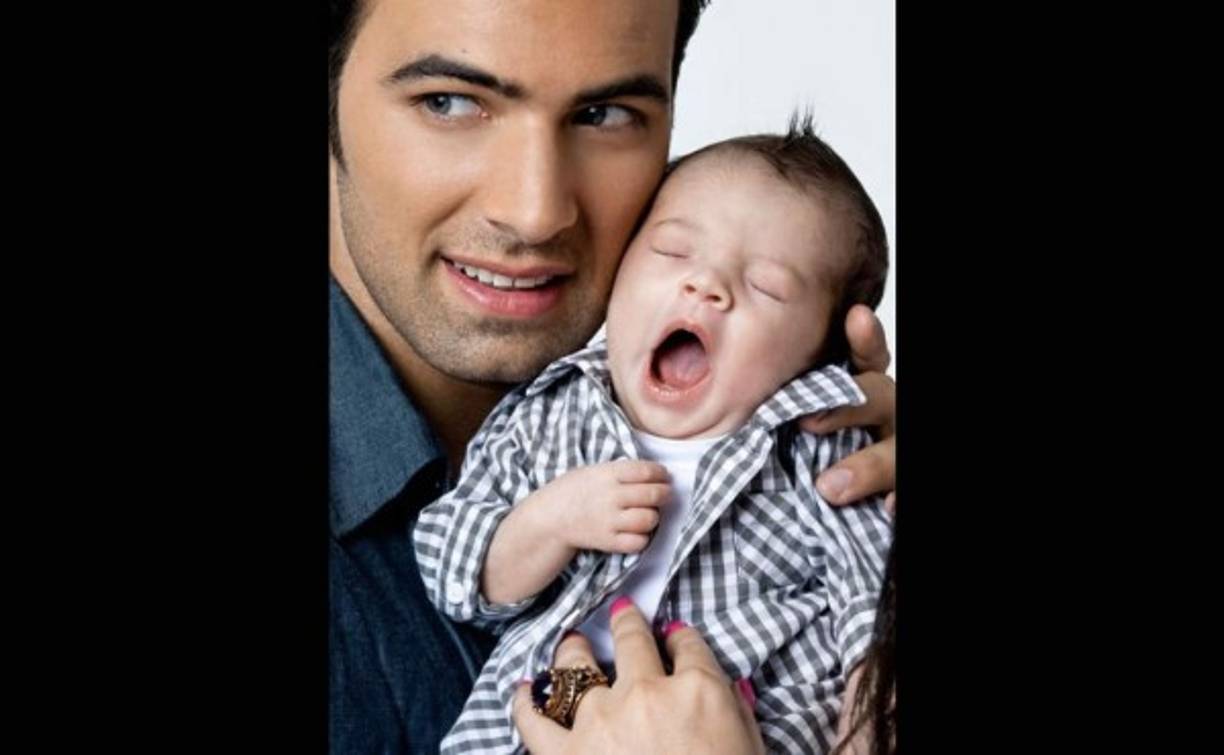 Jencarlos Canela junto a su pequeño Nickolas.