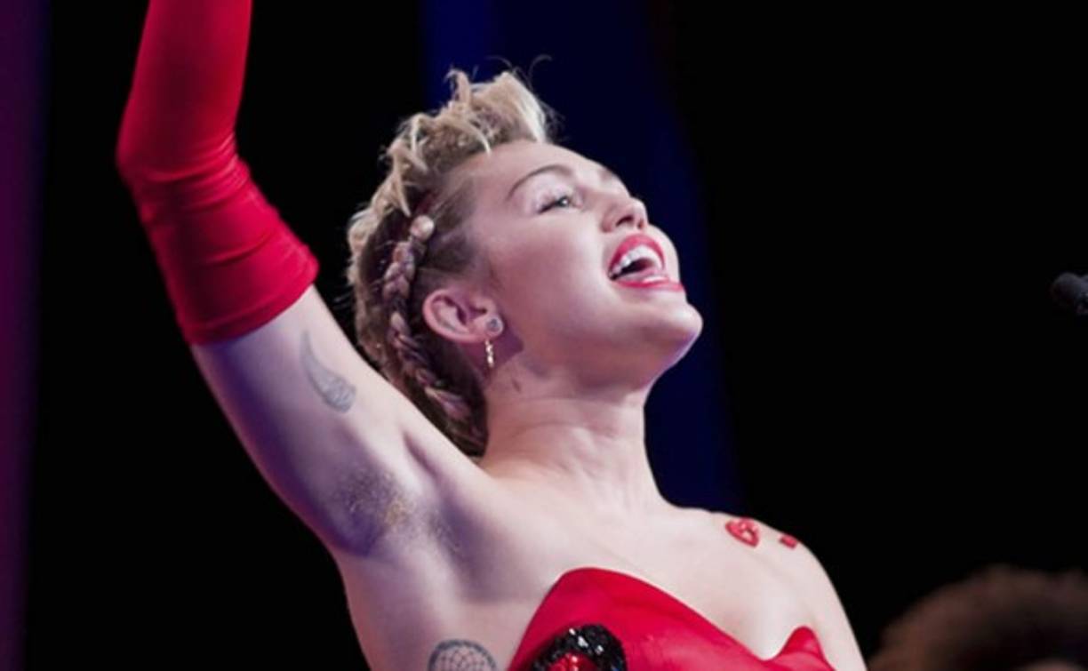 Miley Cyrus se mostró muy orgullosa de forma parte de esta nueva moda.