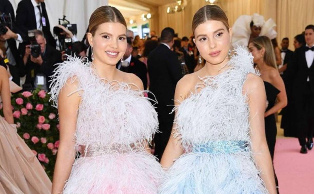 Cristina y Victoria Iglesias, hijas gemelas de Julio Iglesias y Miranda Rijnsburger, hicieron su primera aparición en la gala más mediática del año.