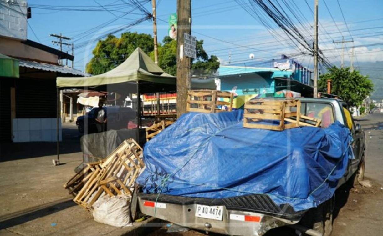 "Algunos vendedores solo cubrieron con lonas los productos que venden esperando no perderlos para su venta. "