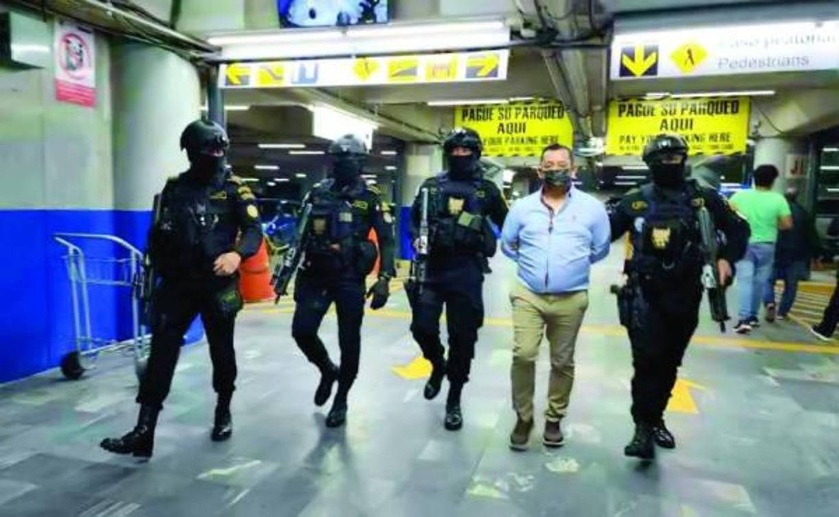 Edwin Monroy, portavoz de la Policía de Guatemala, confirmó a LA PRENSA Premium que el extraditable Mario Roberto Girón Maldonado entró a ese país identificándose con su nombre verdadero y documentos guatemaltecos. Captura. Monroy indicó que la captura fue hecha por la Policía Nacional Civil a través del personal antinarcóticos en el aeropuerto internacional La Aurora.