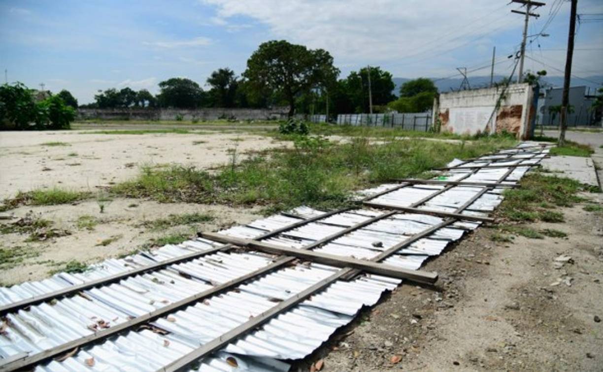 Ruinas, láminas y otros desechos han quedado en el predio del barrio Cabañas.