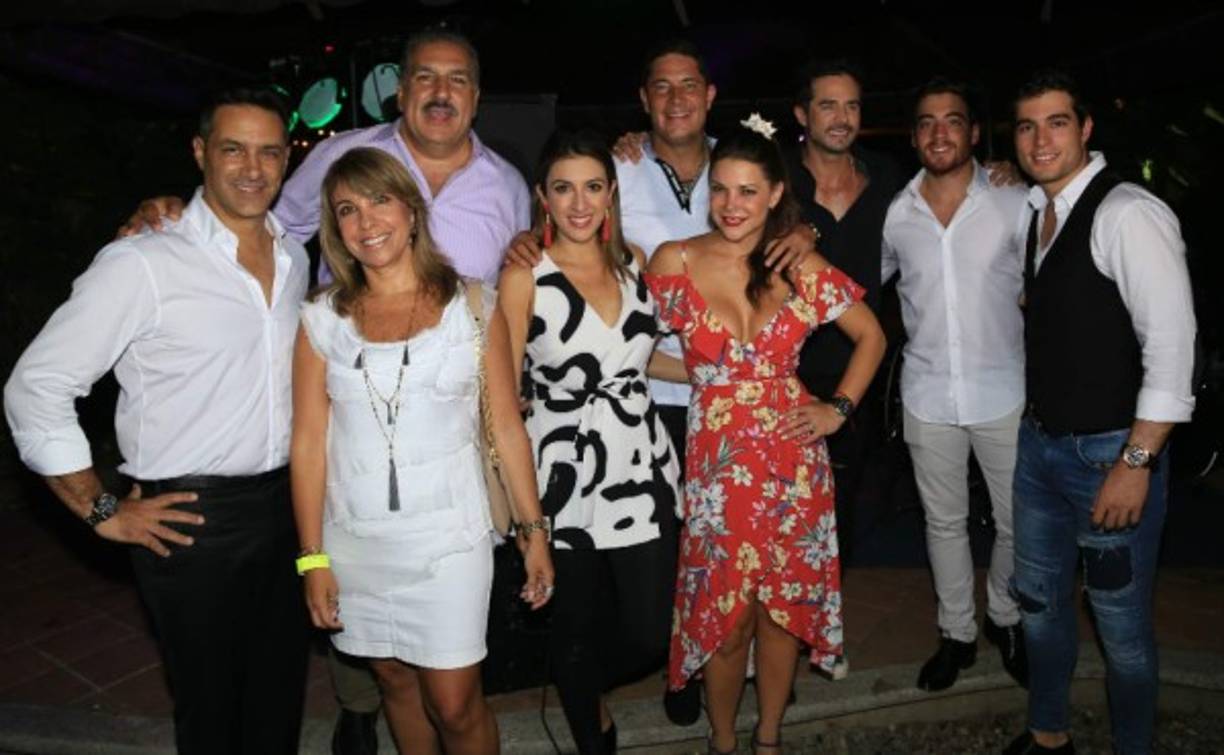 Omar Germenos, Fernando Fiore, Fernando del Rincón, José Ron, Xavier y Danilo Carrera con Mariella Ferreccio, Maity Interiano y Jullye Giliberti.