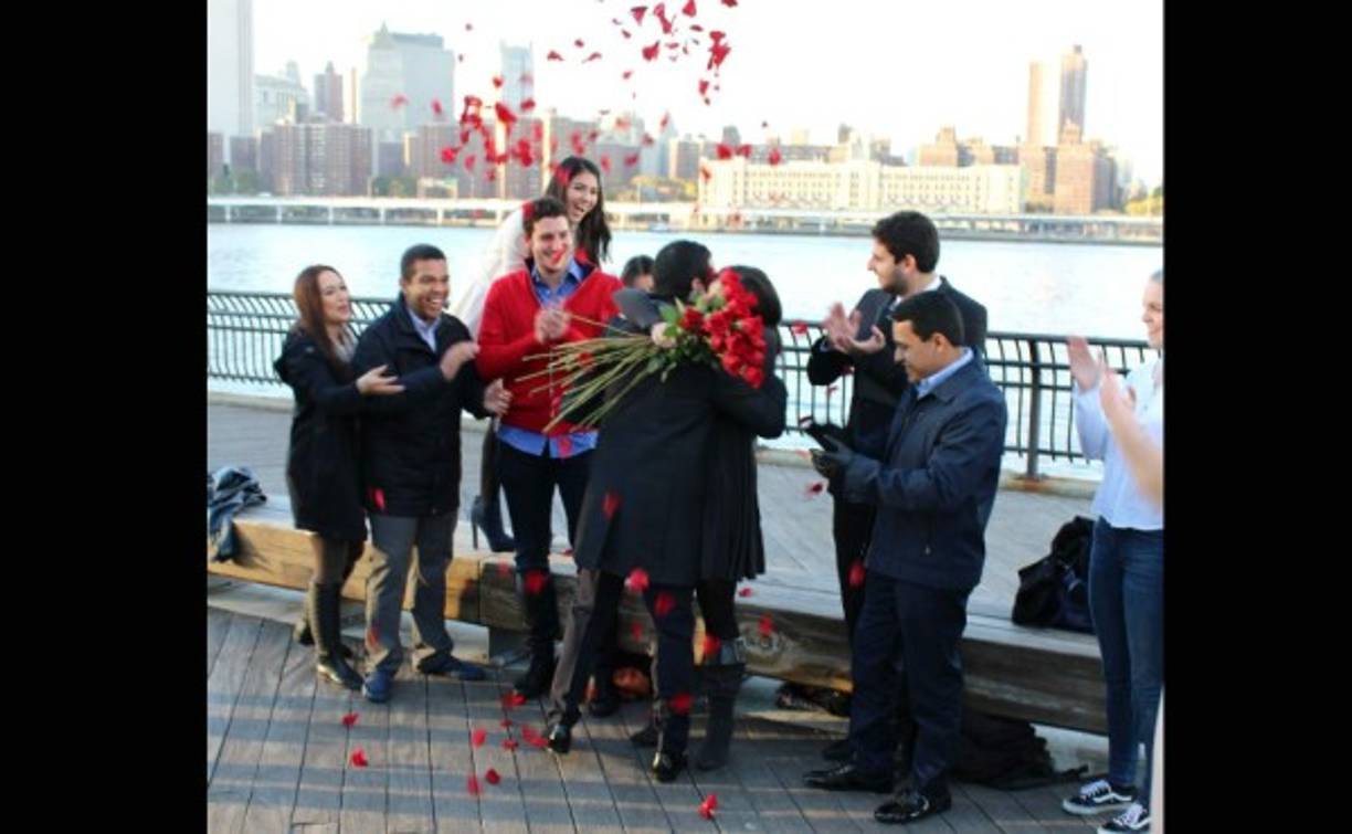 Los pétalos de rosas rojas volaron sobre la enamorada pareja.