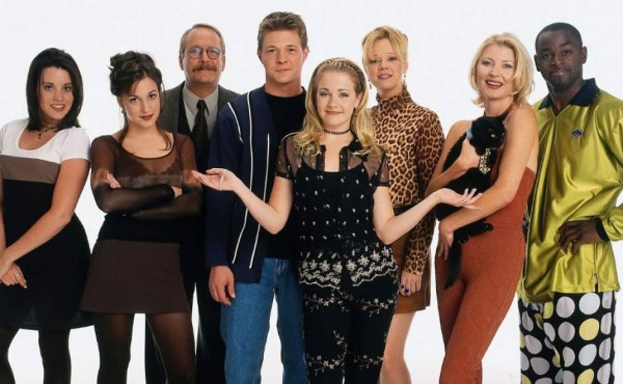 La serie original que inspiro el remake de Netflix se transmitió por primera vez en 1996 y estuvo al aire por siete años hasta su final en 2003.<br/><br/>En ella se contaba la vida de la aprendiz de bruja Sabrina Spellman, junto a su gato Salem, sus tías Zelda y Hilda, su crush Harvey y muchos otros personajes memorables.<br/><br/>Mira qué pasó con su elenco a 15 años del final de la serie.