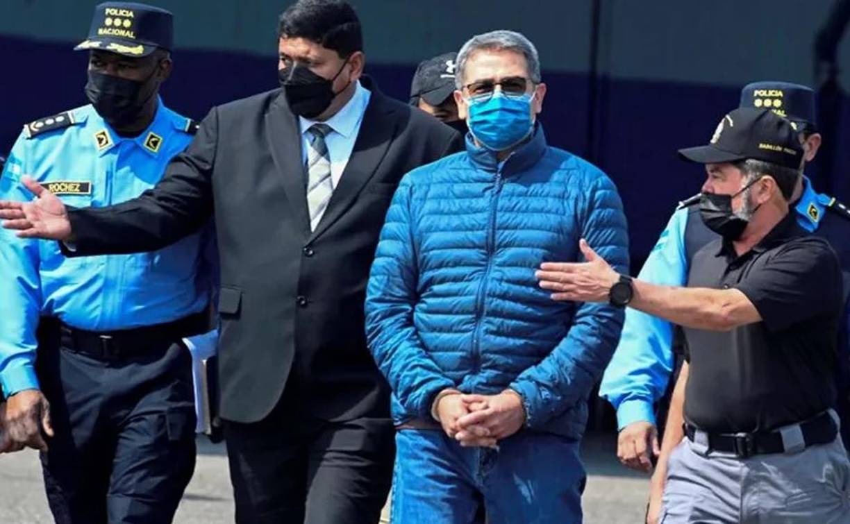 Los fiscales no revelaron todas las evidencias con las que cuentan, sin embargo, dijeron que poseen archivos electrónicos que incluyen mensajes de redes sociales de Juan Orlando Hernández. 