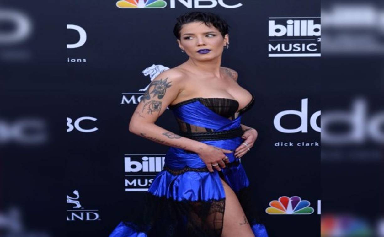 Ashley Nicolette Frangipane, más conocida por su nombre artístico como Halsey, posando ante las cámaras en los Billboard Music Awards 2019.